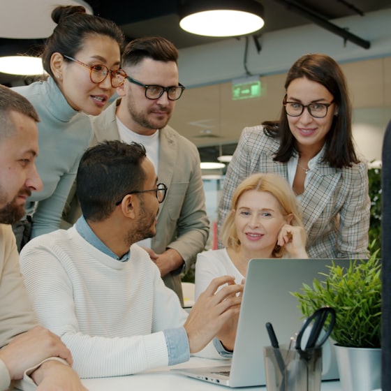 Echipă lucrând la o strategie de marketing digital